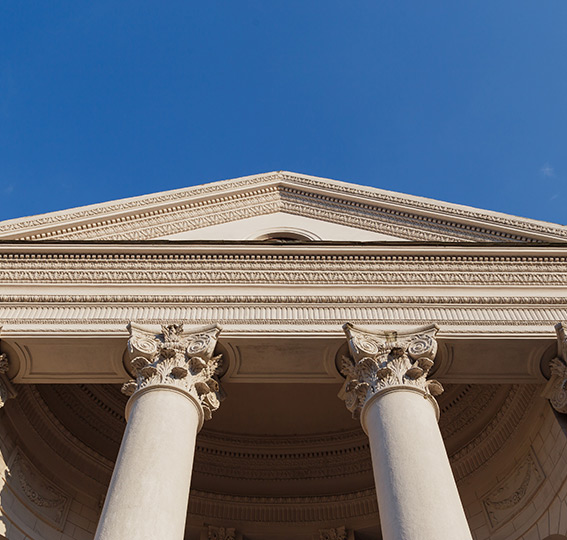 Façade classique du Capitole avec colonnes sur fond bleu ciel. Vue de dessous